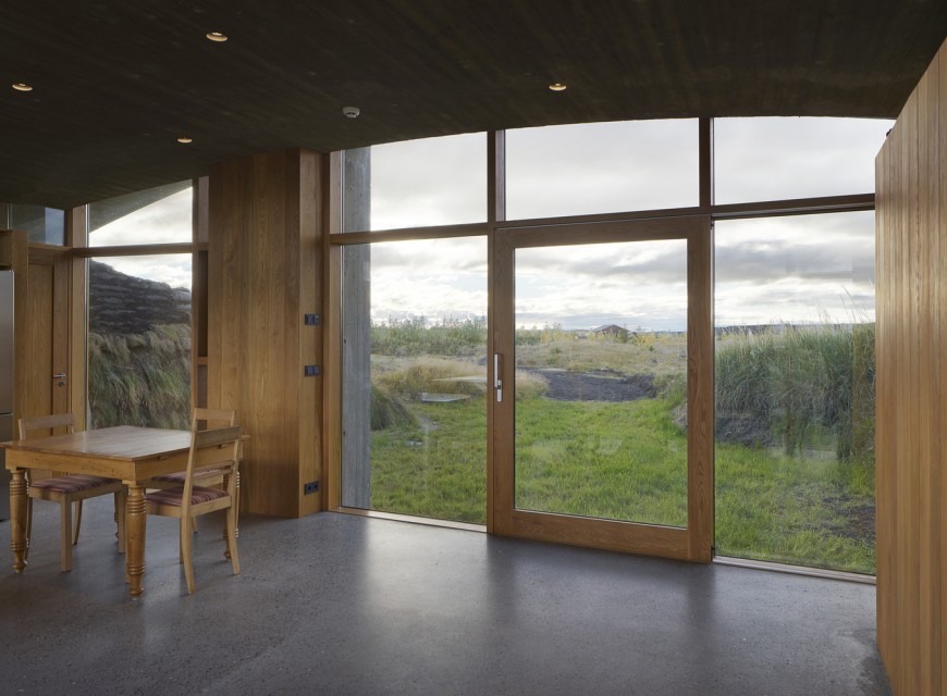Gardur Landhouse, indoors view, towards East. Use of ArchDaily at www.archdaily.com.