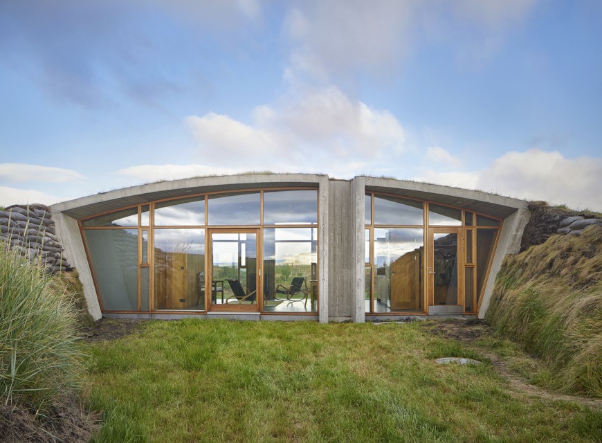 Gardur Landhouse, frontal view, main façade. Use of ArchDaily at www.archdaily.com.